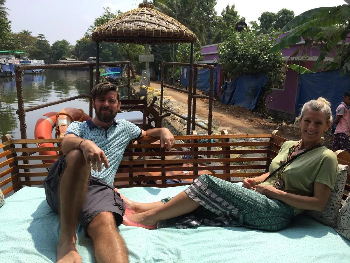 Thara'S Houseboat Hotel Alappuzha